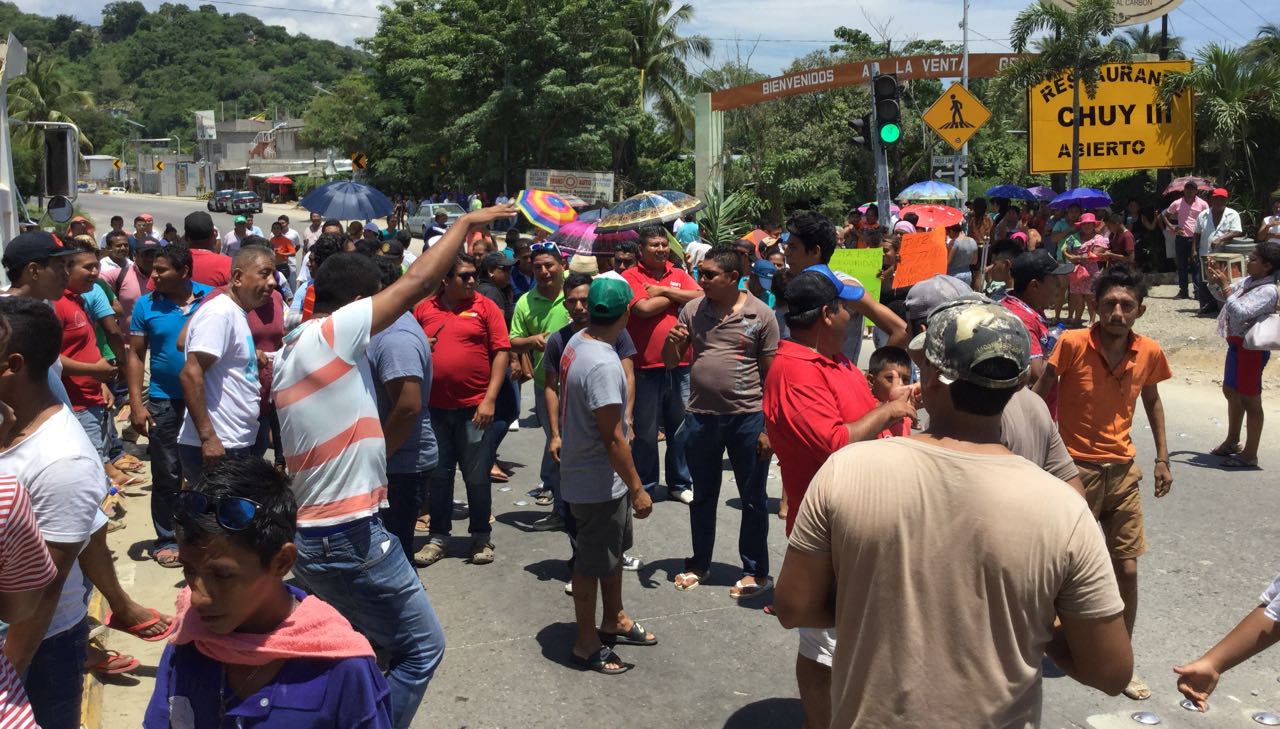 BLOQUEAN HABITANTES DE LA VENTA ACCESO A LA COMUNIDAD