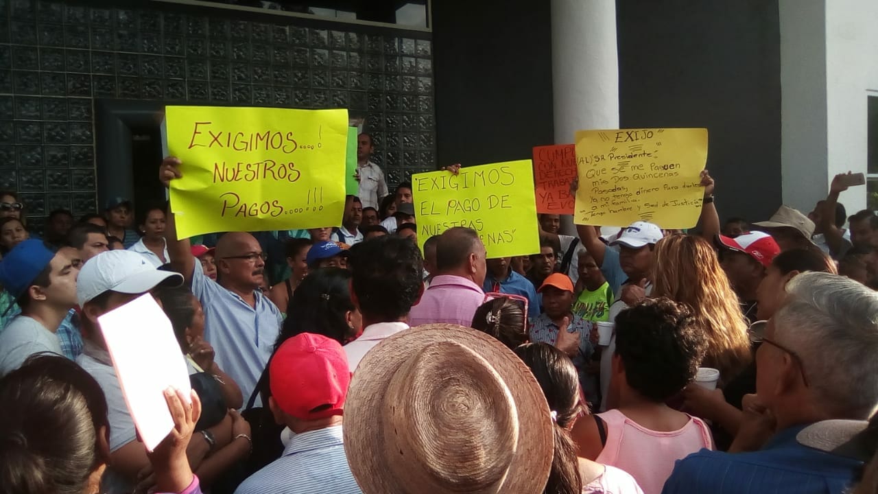 TRABAJADORES DEL PALACIO SE MANIFESTARON POR FALTA DE PAGO DE QUINCENAS