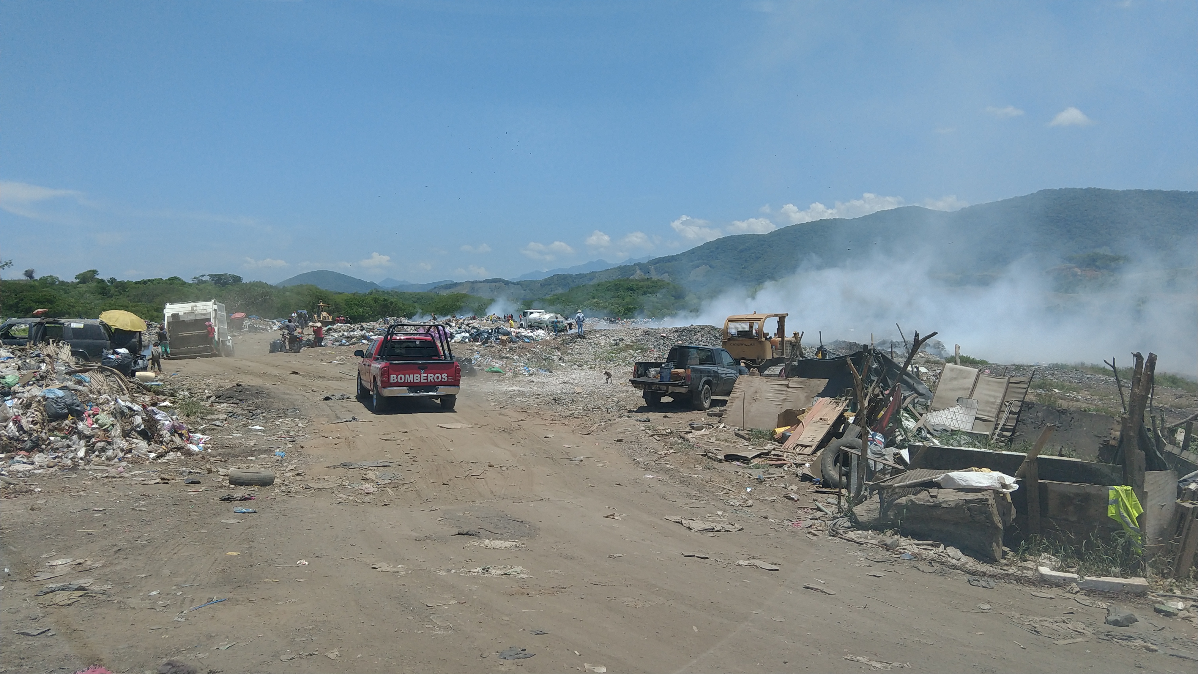 GOBIERNO ESTATAL INICIA TRABAJOS PARA ELIMINAR INCENDIO EN BASURERO DE ZIHUATANEJO 