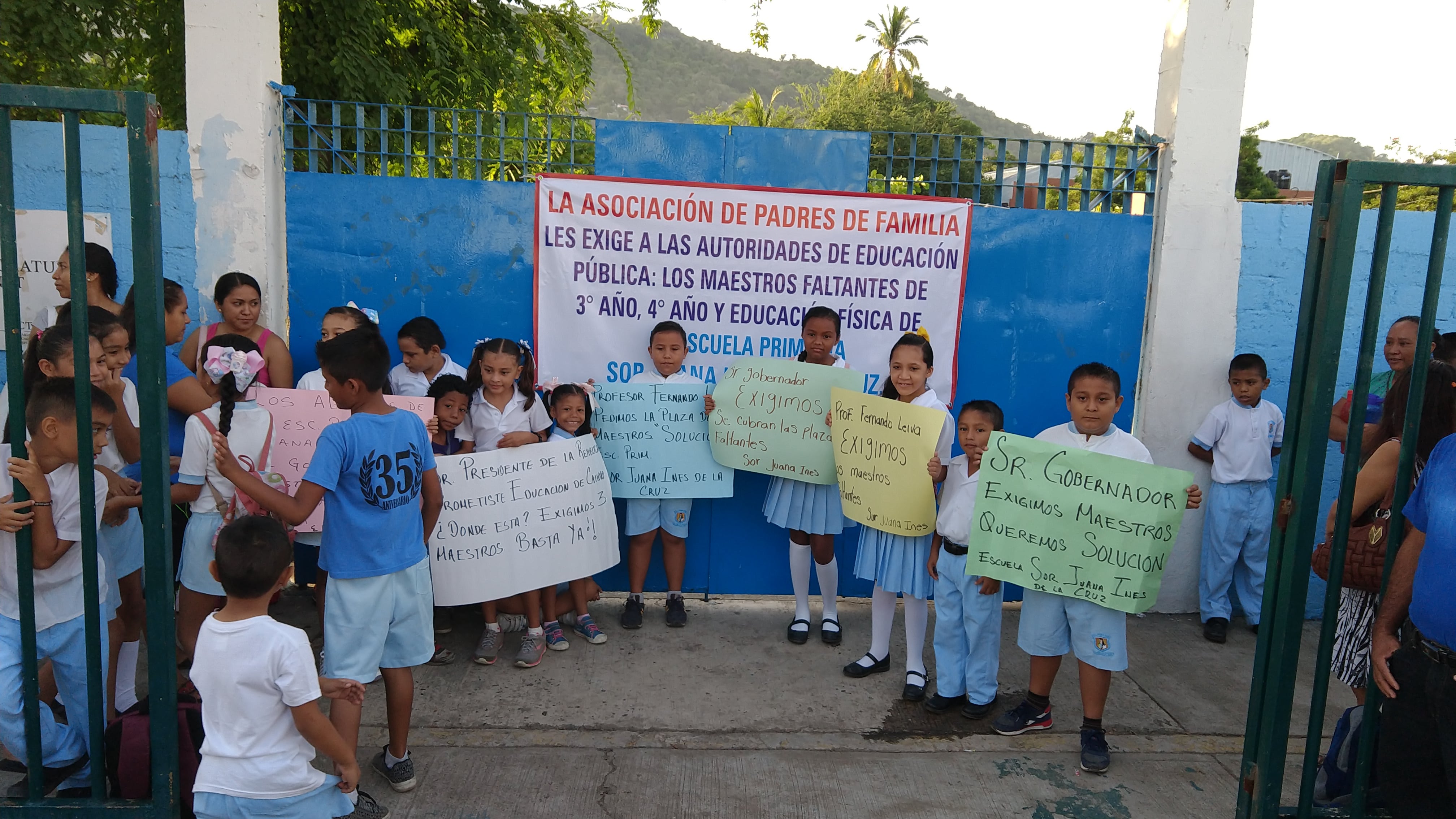 PADRES TOMAN PRIMARIA Y BLOQUEAN CALLES Y DELEGACIÓN DE SEFINA 