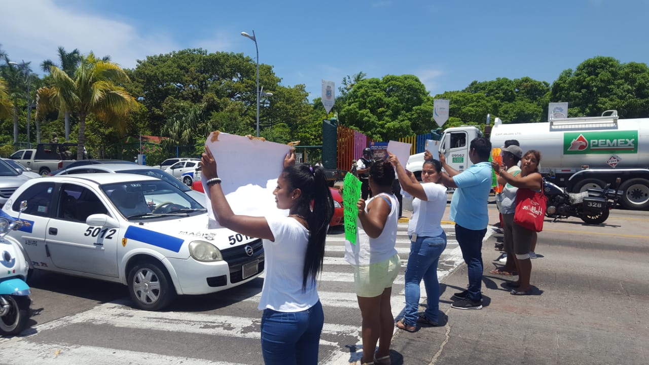 PROTESTAN TRABAJADORES DEL AYUNTAMIENTO POR RETIRO DE BASE INJUSTIFICADO
