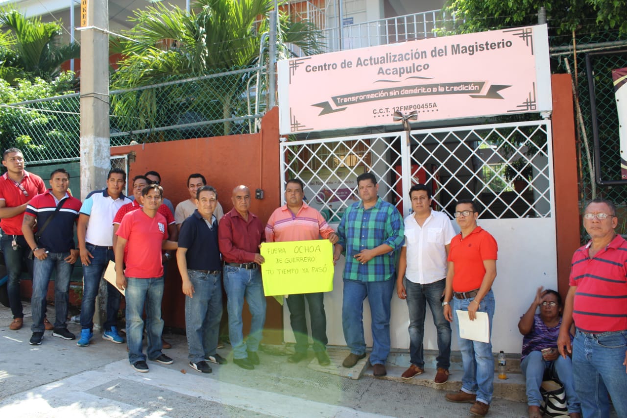 MAESTROS DEL SNTE SE MANIFIESTAN Y LE PIDEN A RAFAEL OCHOA QUE SE VAYA DE GUERRERO