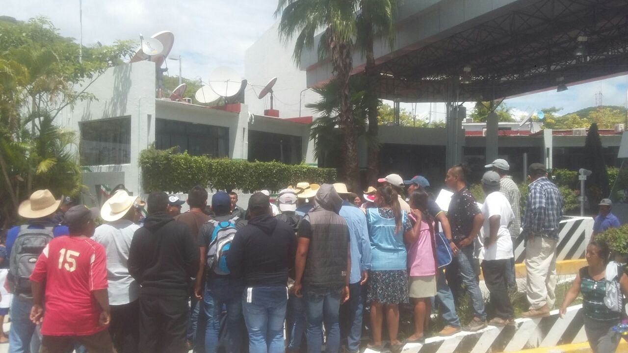 BLOQUEAN POBLADORES DE COPALILLO CASETA DE COBRO EN LA AUTOPISTA DEL SOL