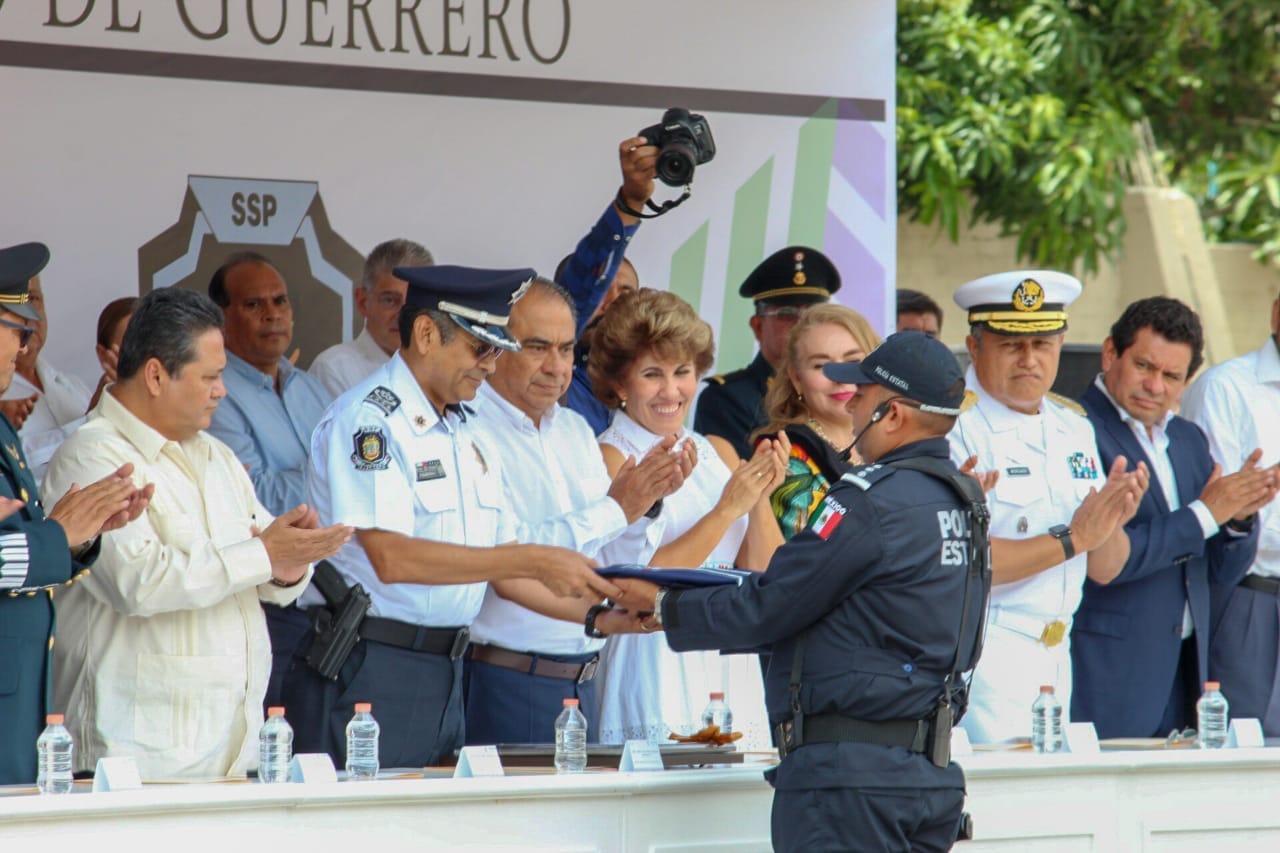 EN EMOTIVA CEREMONIA, RECONOCE EL GOBERNADOR AL GENERAL PEDRO ALMAZÁN SU PROFESIONALISMO Y ENTREGA EN LA SSP