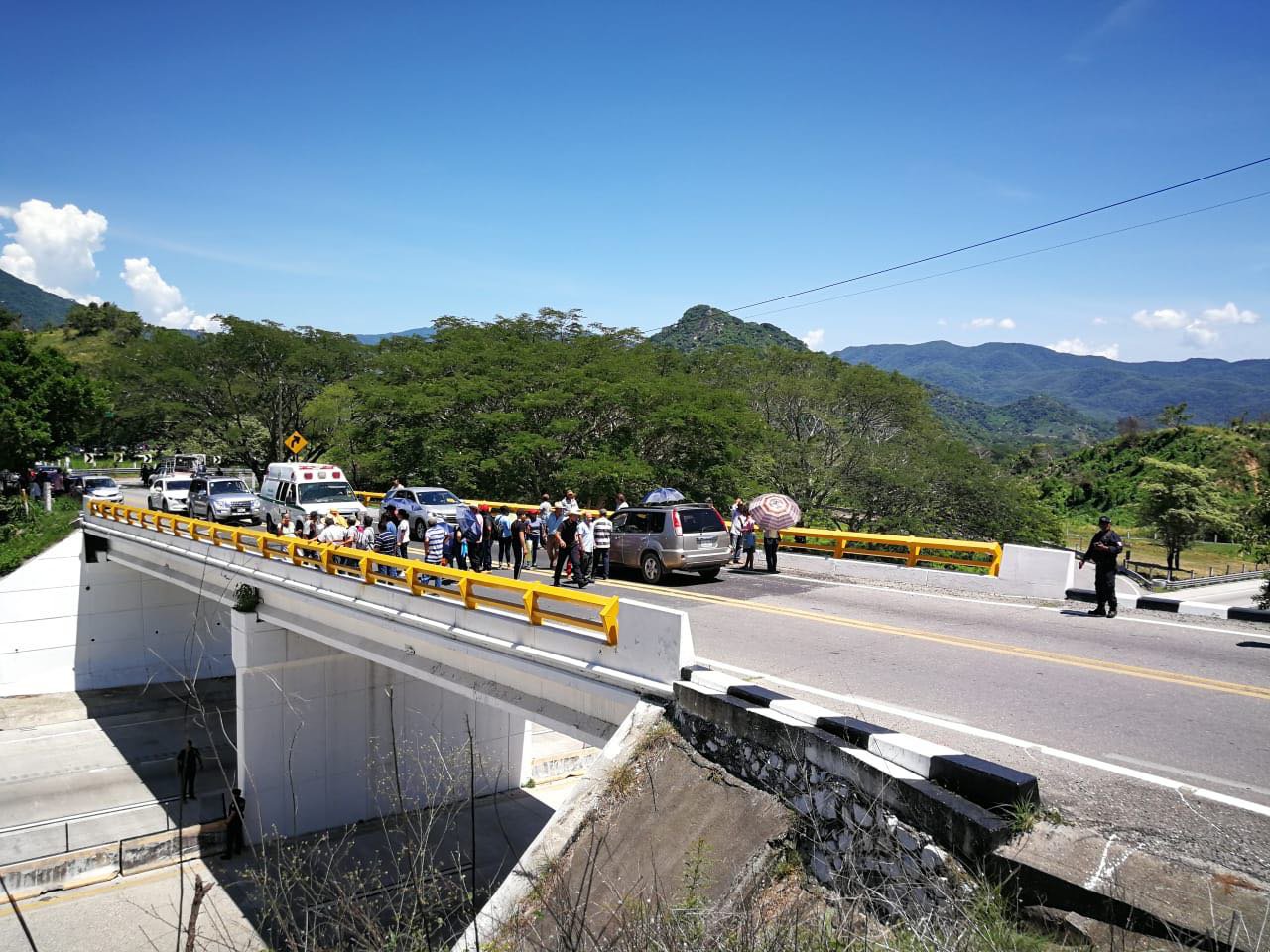 MILITANTES DE MORENA RETIRAN BLOQUEO EN AUTOPISTA DEL SOL