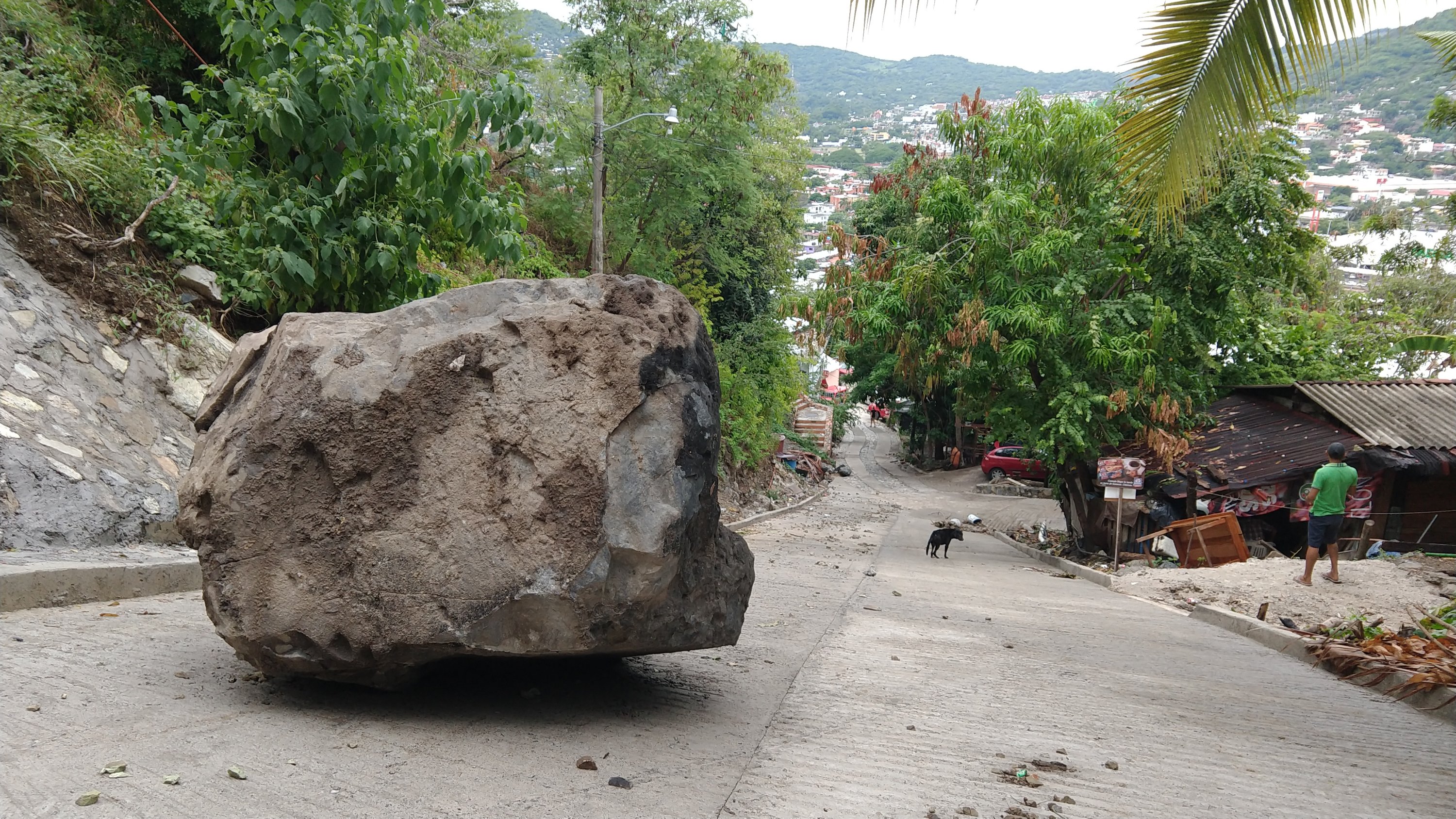 LLUVIA DESLAVA ROCA Y DERRIBA ÁRBOLES EN ZIHUATANEJO 