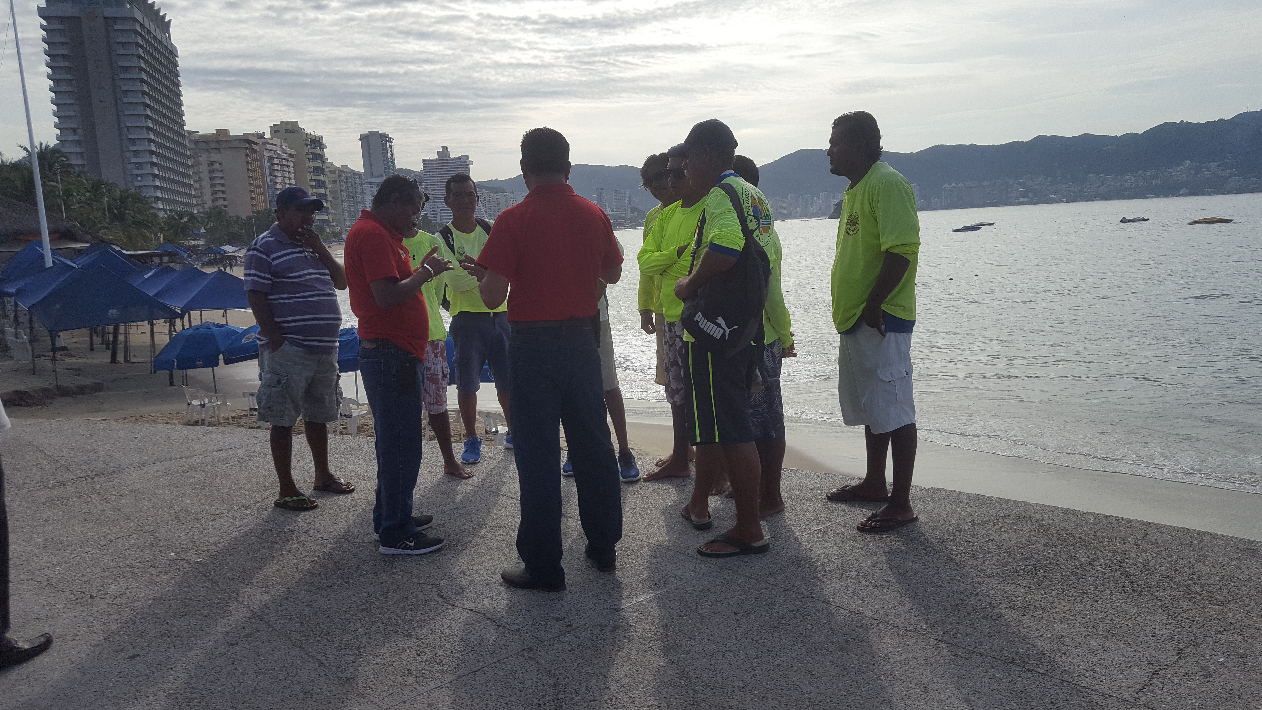 PROTESTAN TRABAJADORES POR FALTA DE MATERIAL