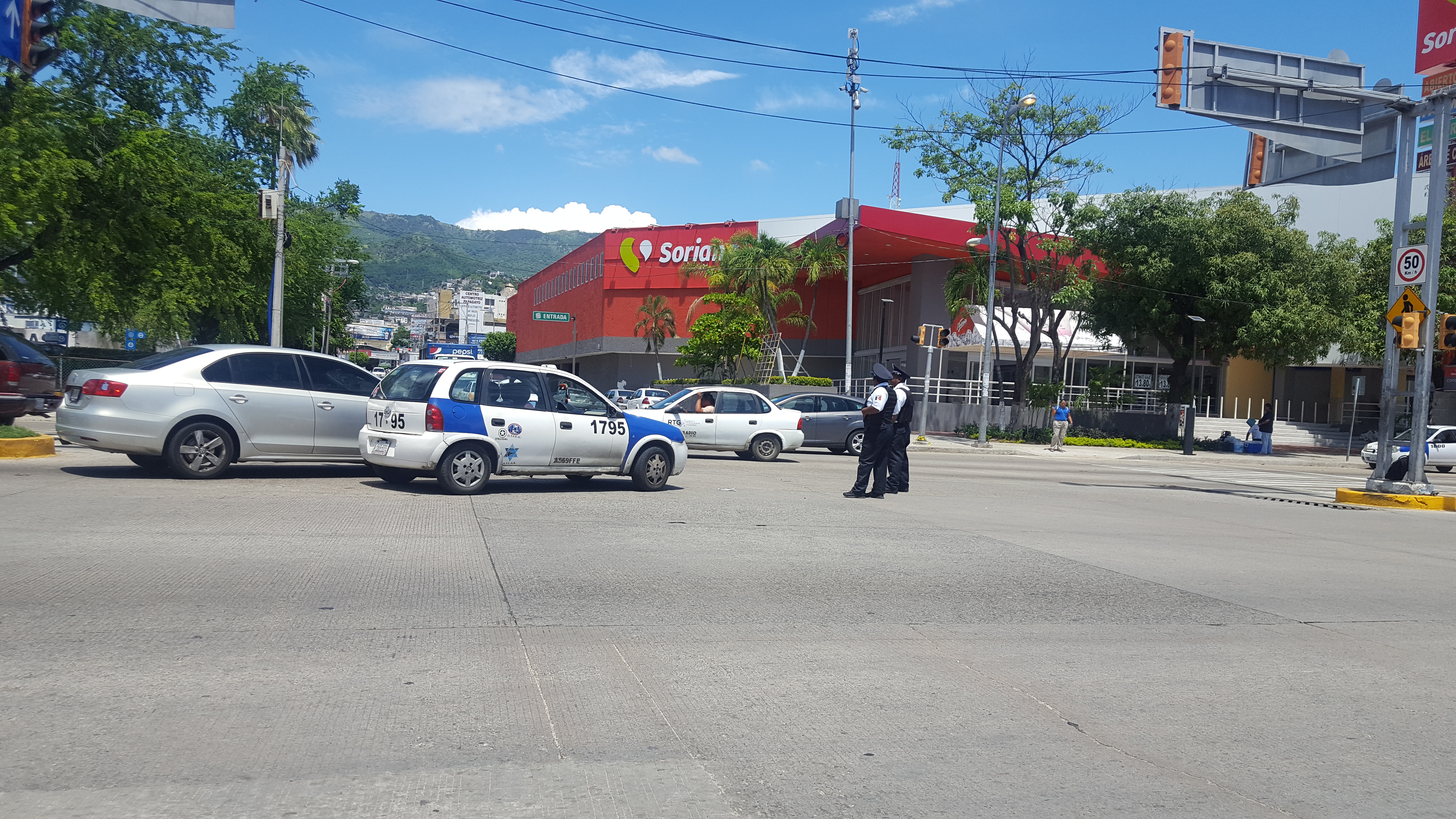 POLICÍAS Y TRÁNSITOS TRABAJAN DESARMADOS Y VIGILADOS EN ACAPULCO