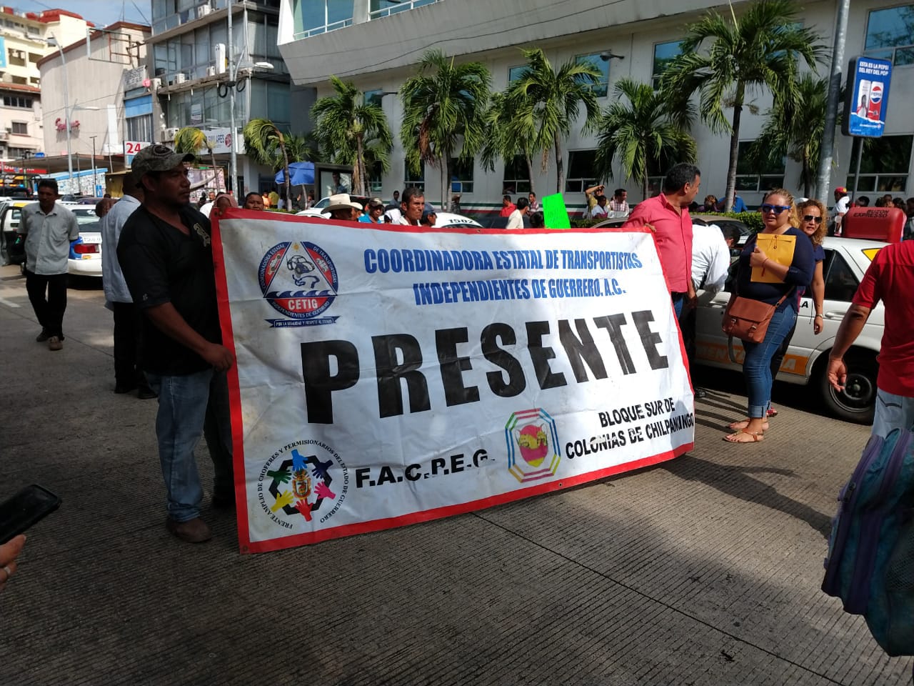 CAMPESINOS TOMAN EDIFICIO Y BLOQUEAN COSTERA EXIGEN PAGO A SAGADEGRO