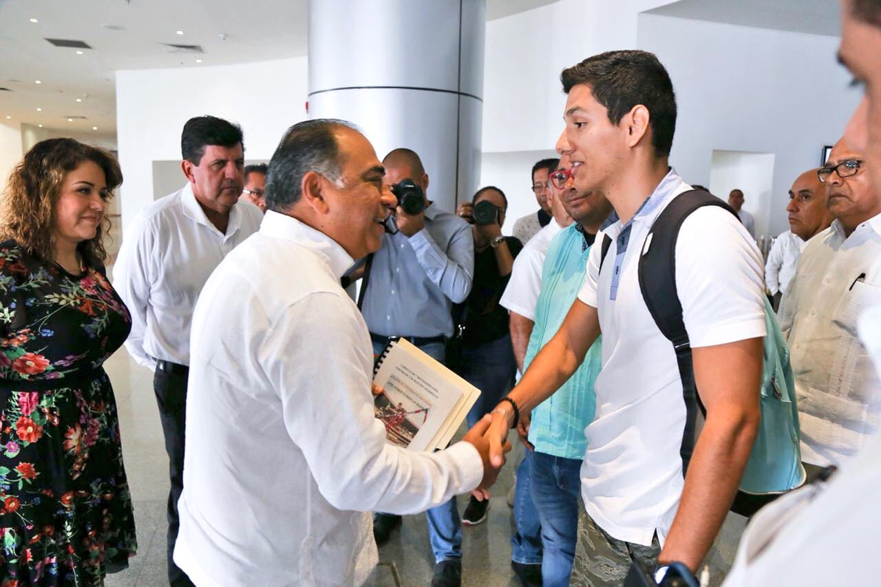 JÓVENES DEPORTISTAS RECIBEN APOYO DEL GOBERNADOR HÉCTOR ASTUDILLO