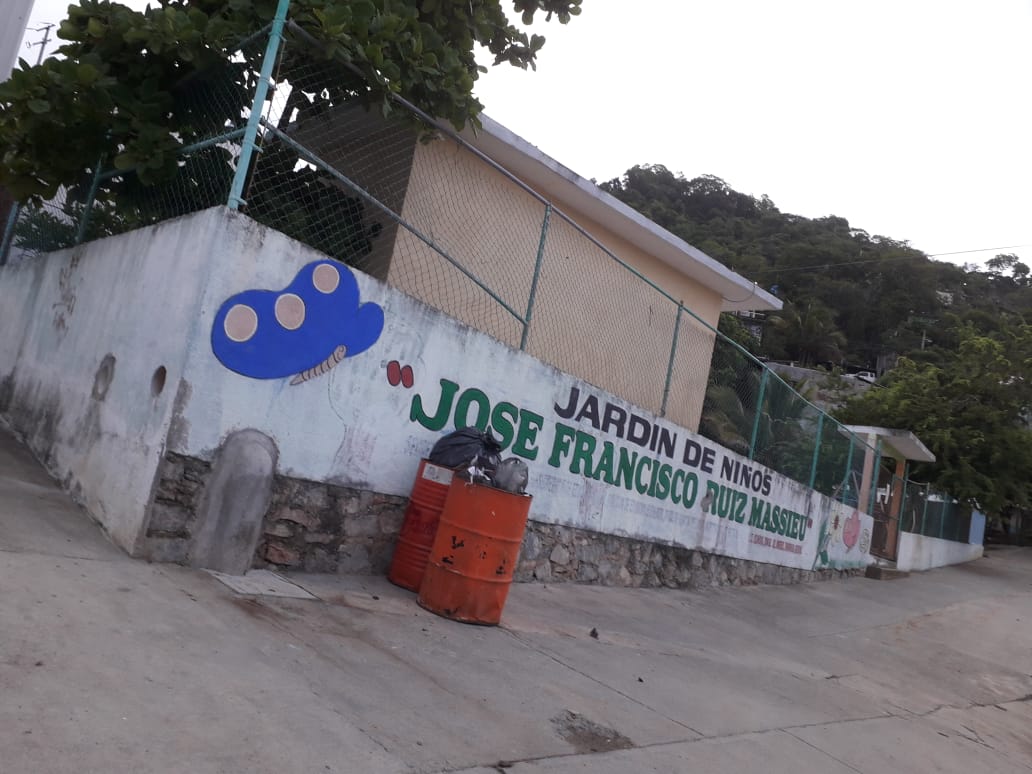 BASURERO CLANDESTINO AFECTA A KINDER Y GUARDERÍA EN ZIHUATANEJO