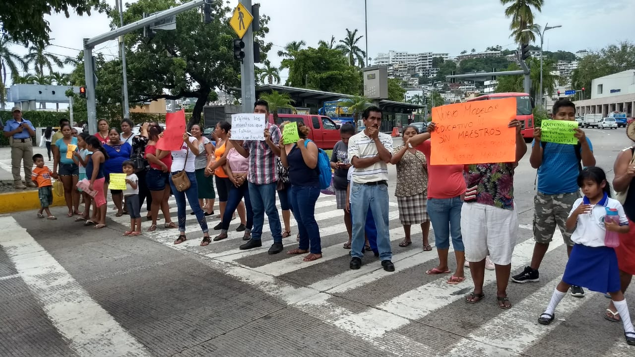 BLOQUEARON ALUMNOS Y PADRES DE FAMILIA LA COSTERA 