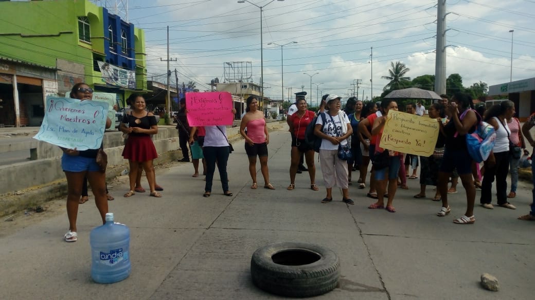 PADRES DE FAMILIA TOMAN ESCUELA EN EL COLOSO POR INCUMPLIMIENTO DE LA SEG