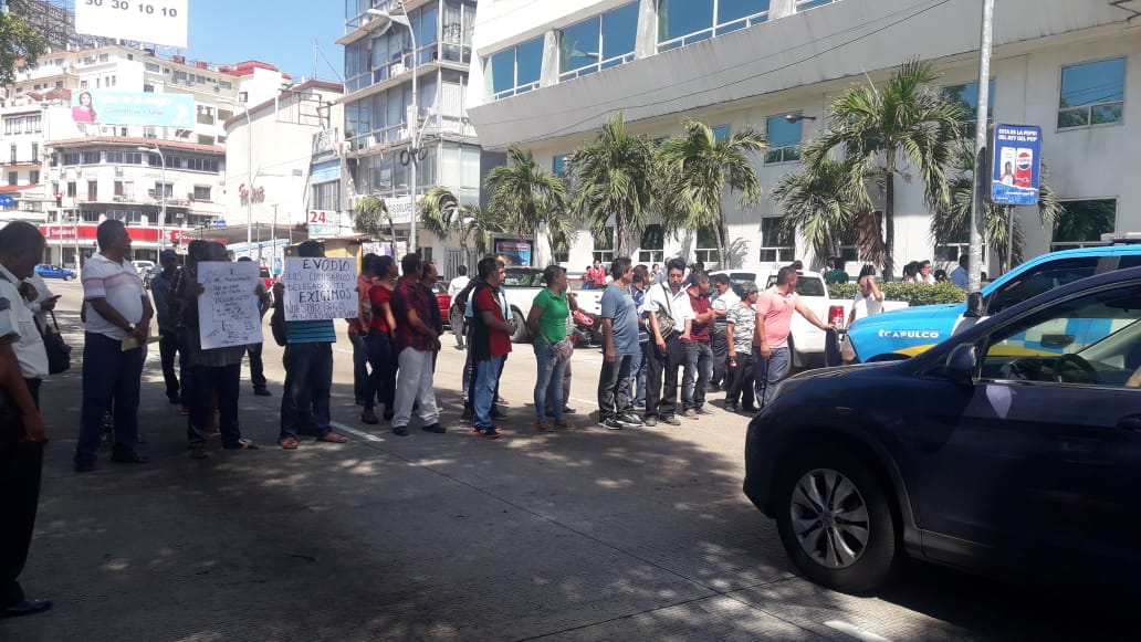 BLOQUEAN COMISARIOS COSTERA DE ACAPULCO POR ADEUDO DE AYUNTAMIENTO