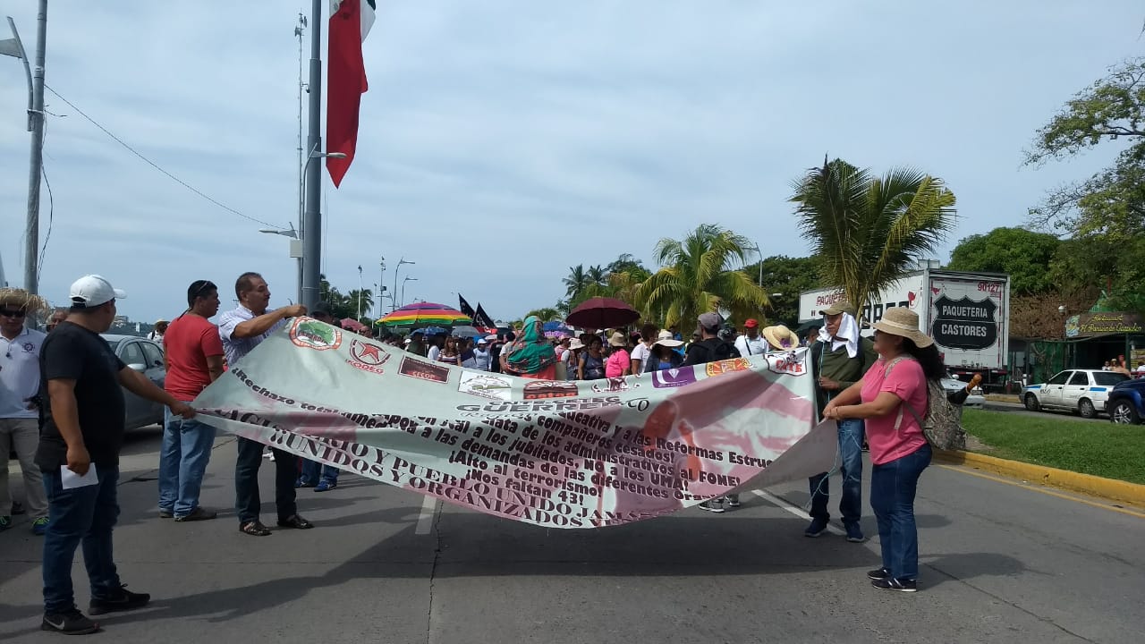 MAESTROS DE LA CETEG MARCHAN EN LA COSTERA DE ACAPULCO 