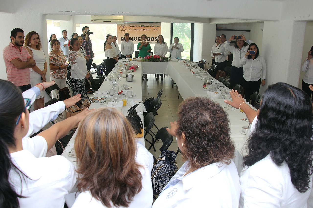 TOMA ADELA ROMÁN PROTESTA A NUEVAS INTEGRANTES DEL COLEGIO DE MUJERES ABOGADAS