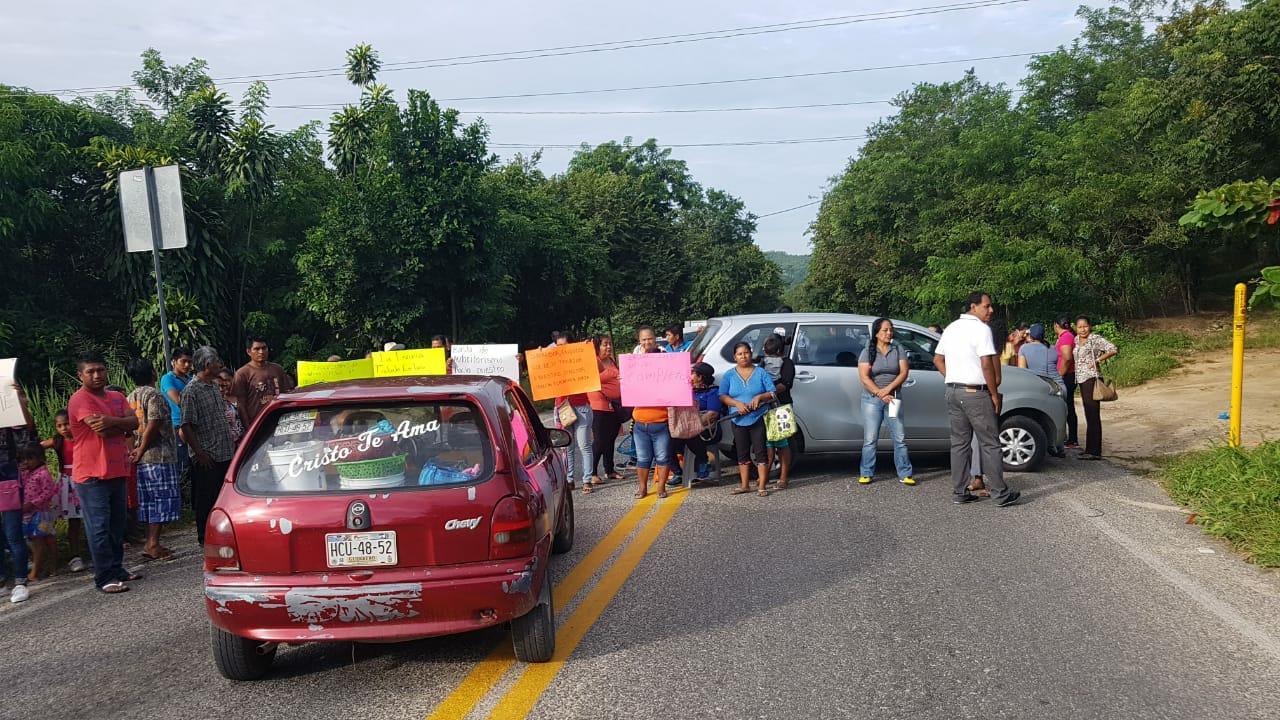 PADRES DE FAMILIA Y DOCENTES DE XALTIANGUIS BLOQUEAN CARRETERA FEDERAL