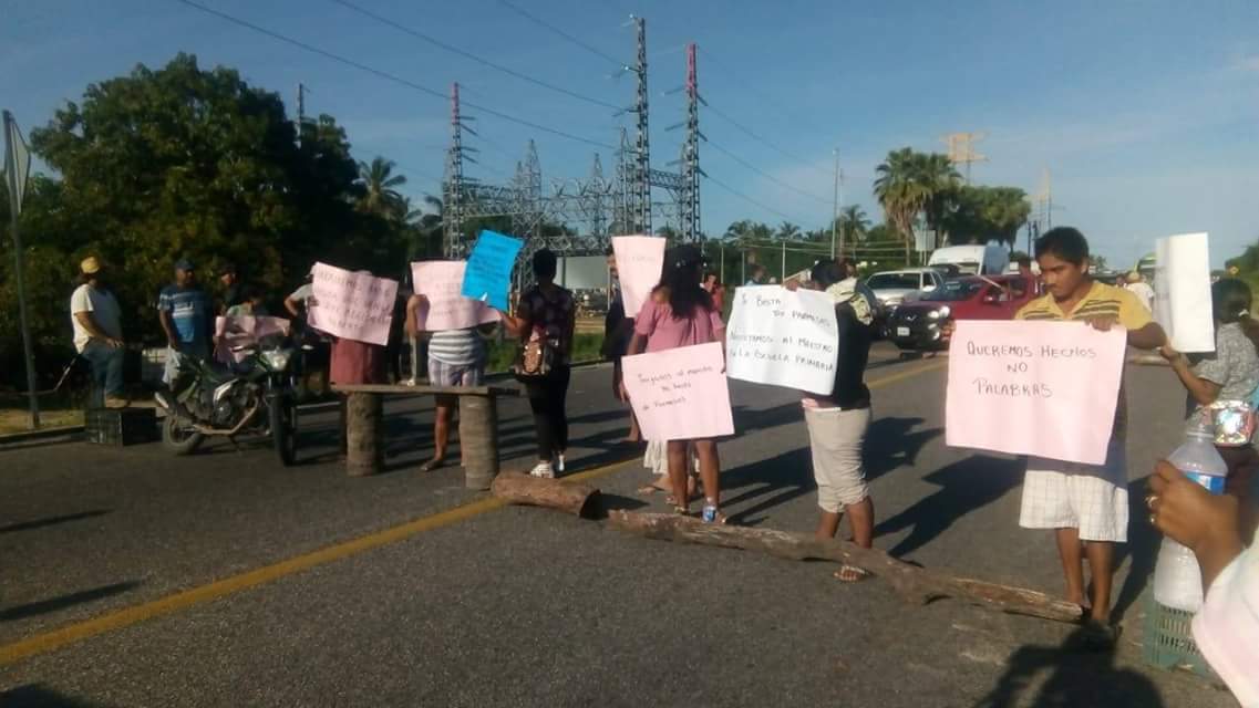 PADRES BLOQUEAN CARRETERA FEDERAL ACAPULCO-ZIHUATANEJO EN DEMANDA DE MAESTRO