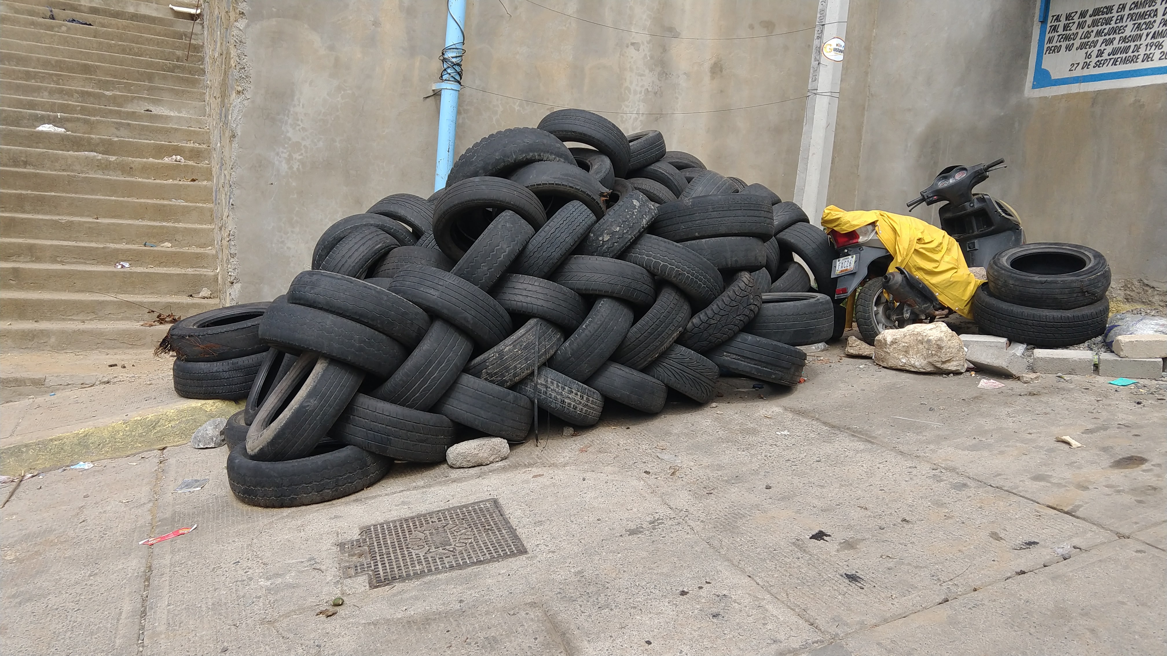 NEUMÁTICOS, FOCO DE PROLIFERACIÓN DE ZANCUDOS EN COLONIA DE ZIHUATANEJO 