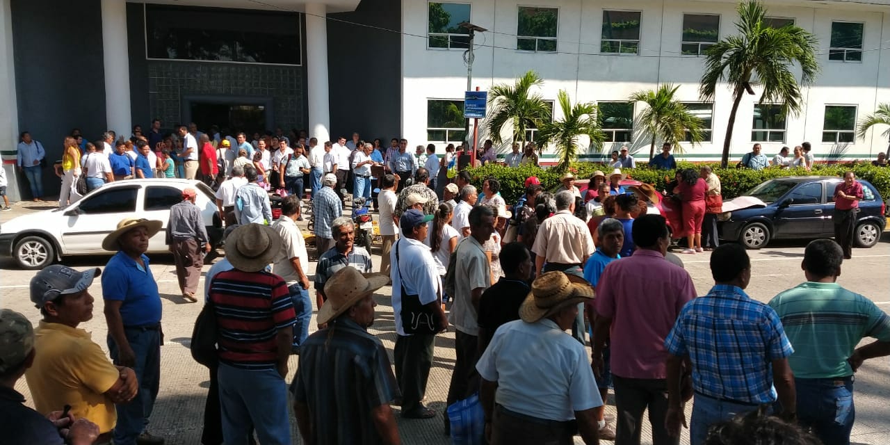 CAMPESINOS TOMAN PALACIO FEDERAL POR FALTA DE PAGO DEL PROGRAGA PROCAMPO