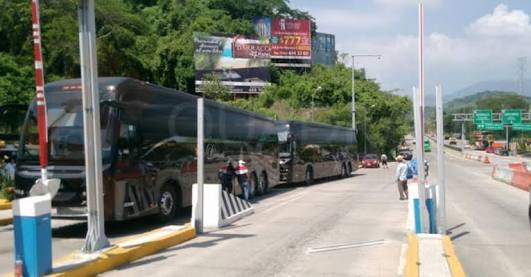 HABITANTES DE SAN AGUSTÍN BLOQUEAN  AUTOPISTA DEL SOL