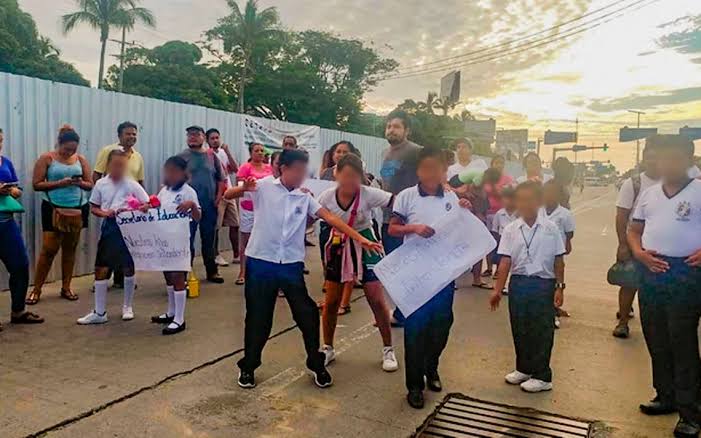 PADRES DE FAMILIA BLOQUEAN POR FALTA DE INTE DENTE EN ESCUELA