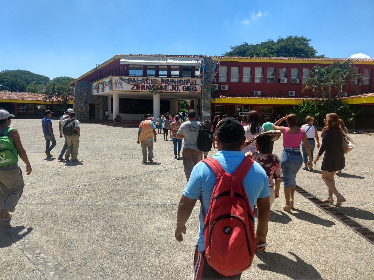 PROTESTAN POR DEFICIENTE ATENCIÓN MÉDICA EMPLEADOS DEL AYUNTAMIENTO EN ZIHUATANEJO 