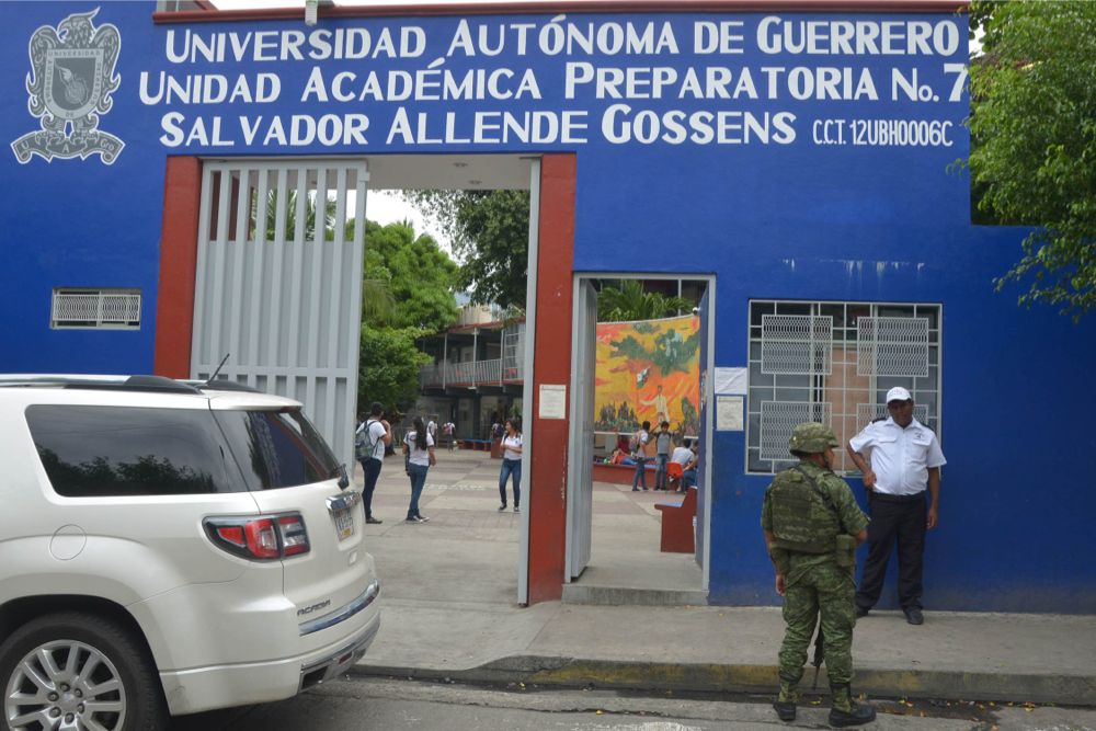 PADRES DE FAMILIA SE MANIFIESTAN EN LA PREPARATORIA 7 POR CONDICIONAR LAS MATERIAS OPTATIVAS