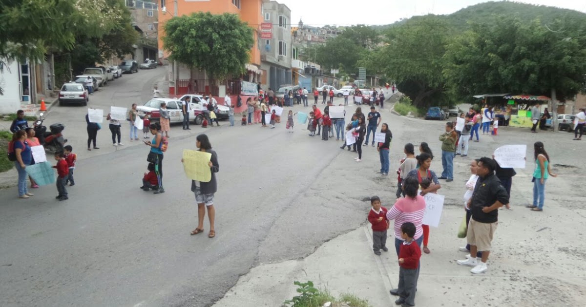 BLOQUEAN LA CARRETERA CRUCES- CAYACO PARA EXIGIR RECONSTRUCCIÓN DE JARDÍN DE NIÑOS