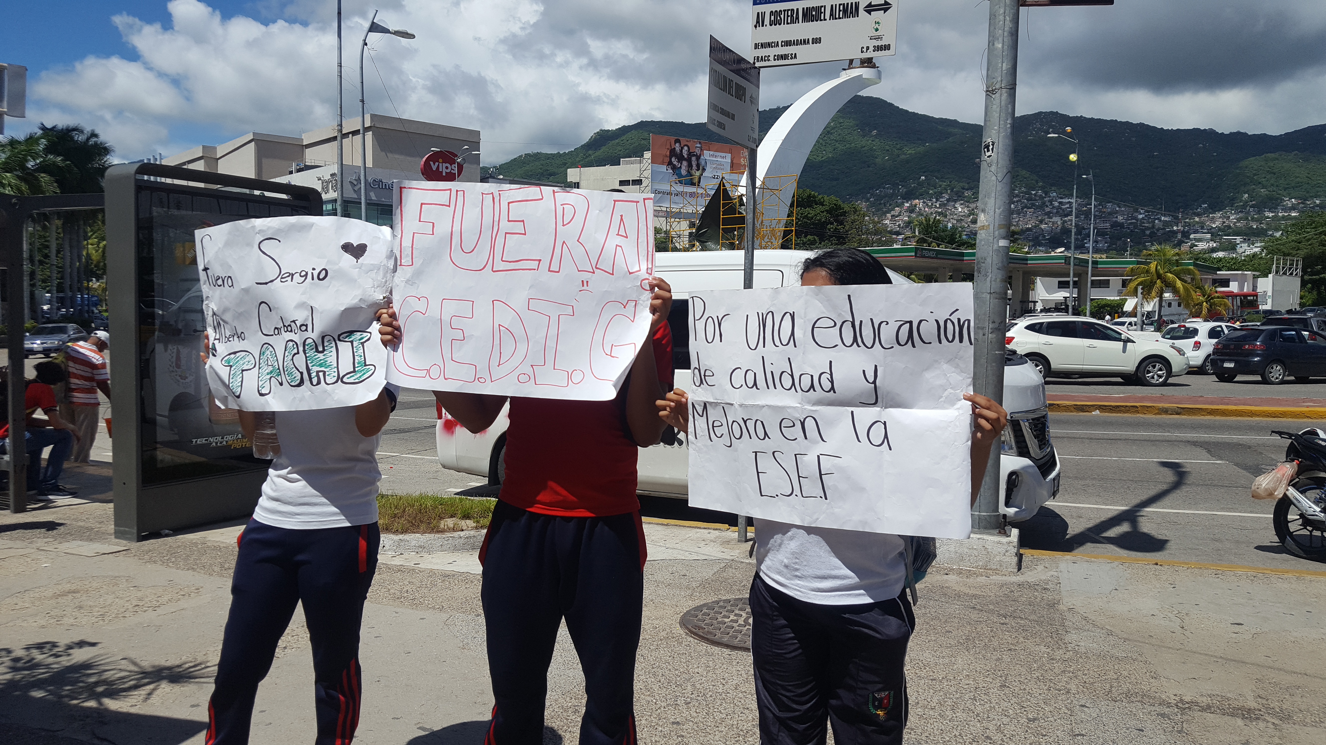 BLOQUEAN ESTUDIANTES DE LA ESEF LA COSTERA MIGUEL ALEMÁN