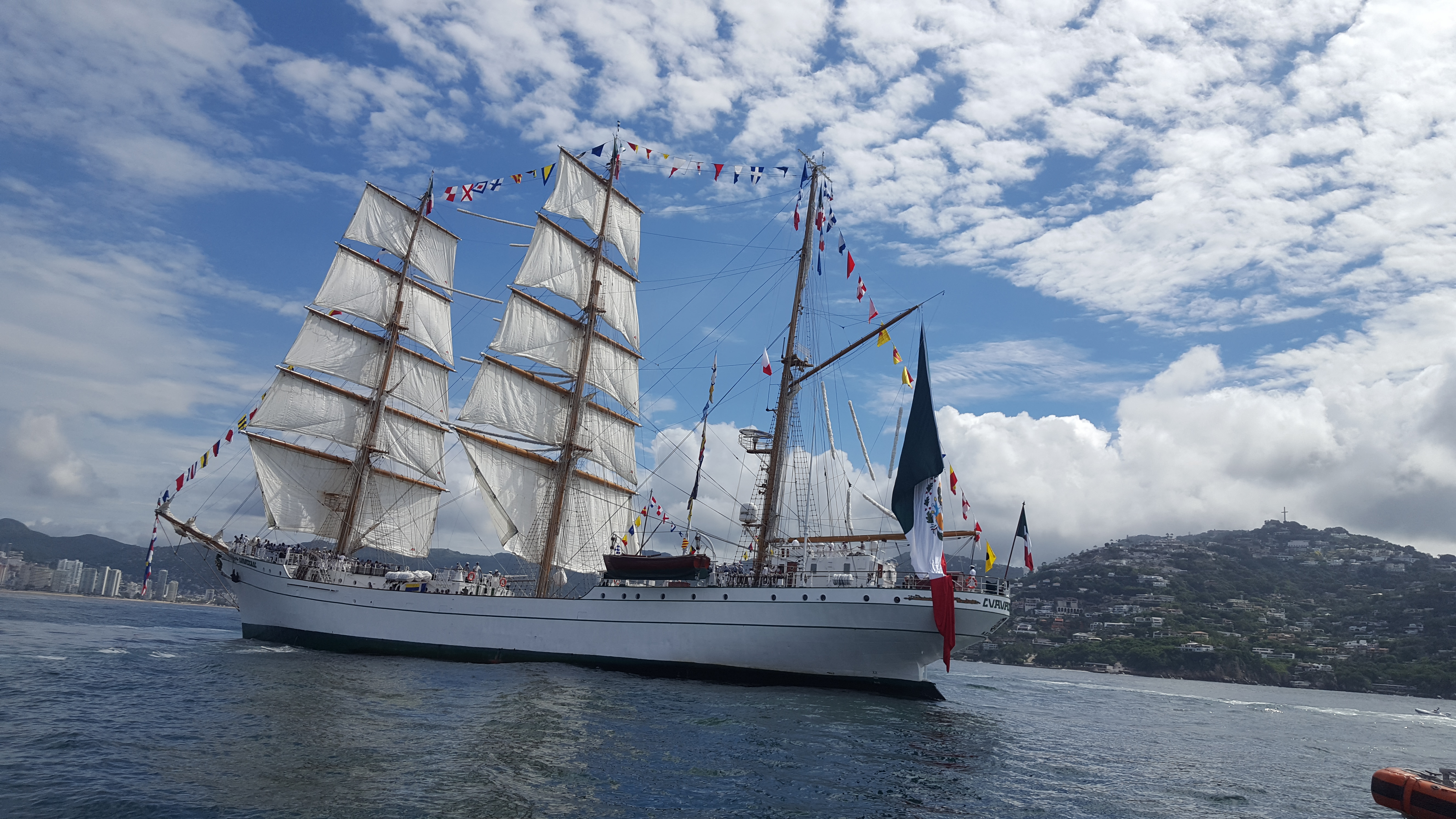 ARRIBA BUQUE ESCUELA CUAUHTÉMOC AL PUERTO LUEGO DE 8 MESES DE VIAJE POR LATINOAMERICA