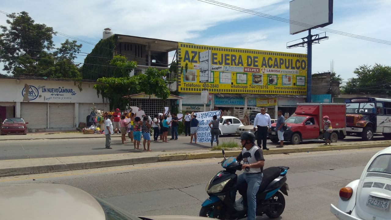 PADRES DE FAMILIA BLOQUEAN BULEVAR EXIGEN SALIDA DE 4 DOCENTES