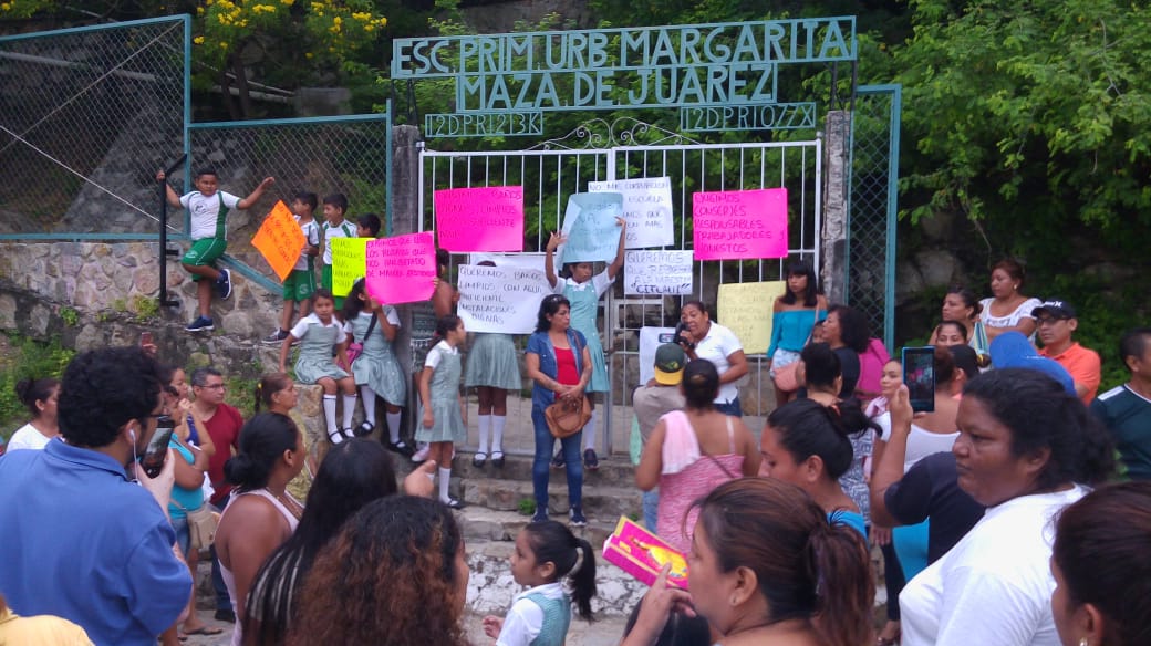 PADRES DE FAMILIA EXIGEN MAESTROS Y CUENTAS CLARAS EN DOS ESCUELAS