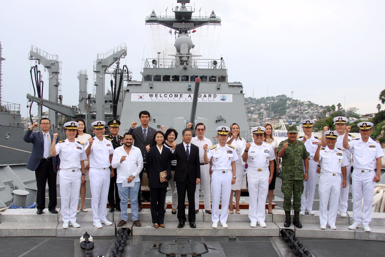 ARRIBAN BUQUES DE LA ESCUADRA NAVAL COREANA DEL SUR