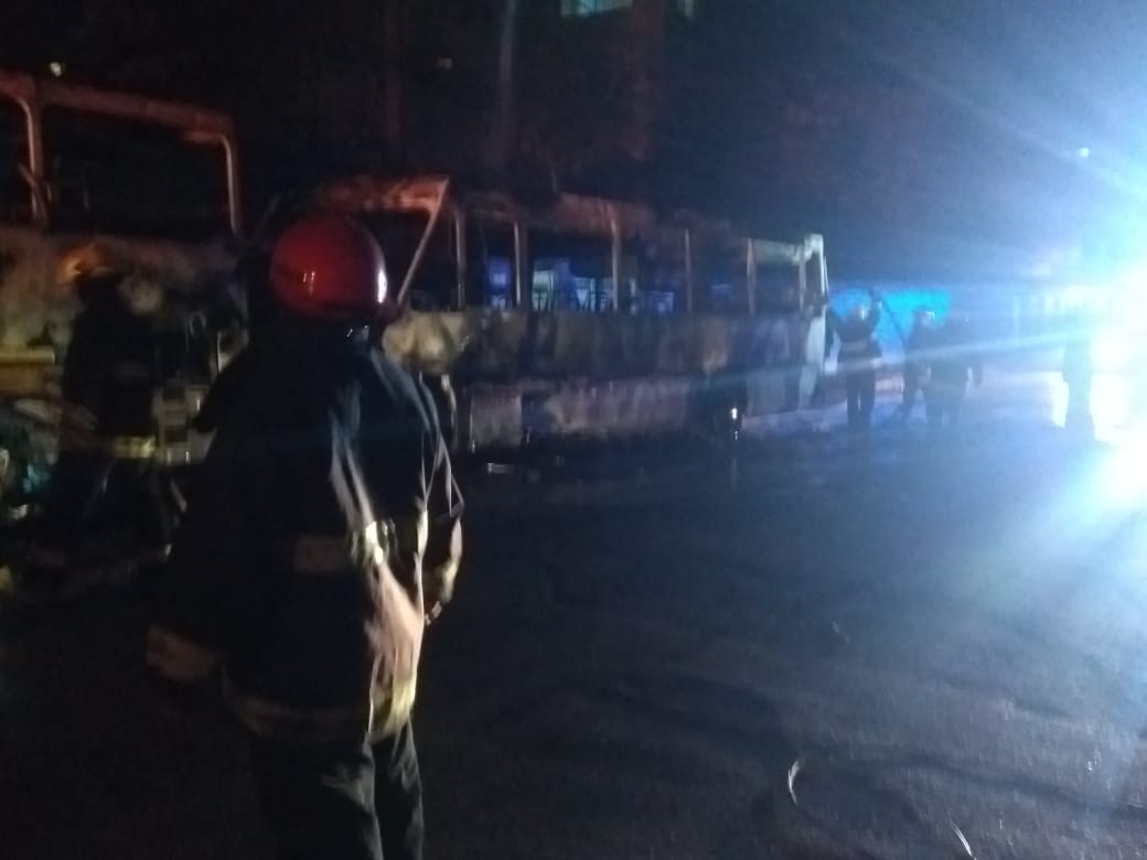 HOMBRES ARMADOS INCENDIAN TRES UNIDADES DEL TRANSPORTE PÚBLICO EN ACAPULCO