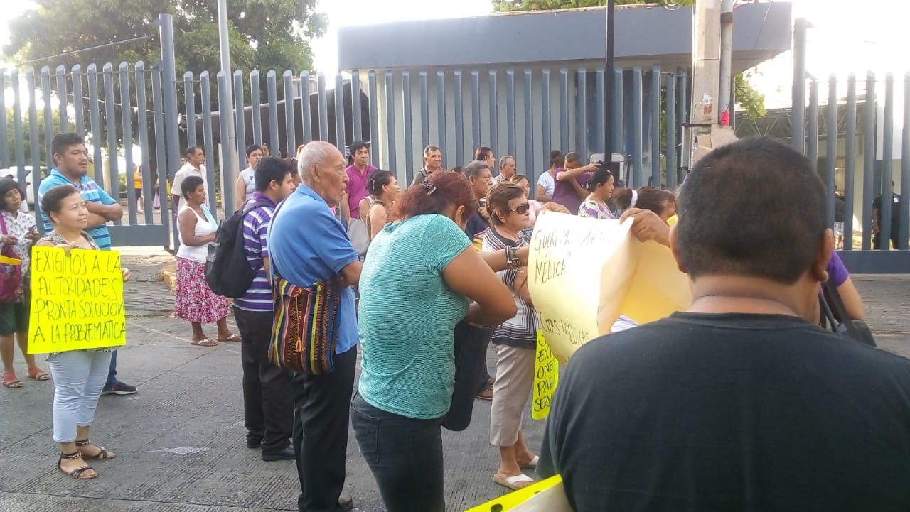 DERECHOHABIENTES BLOQUEAN AVENIDA POR FALTA DE ATENCIÓN EN HOSPITAL DEL ISSSTE