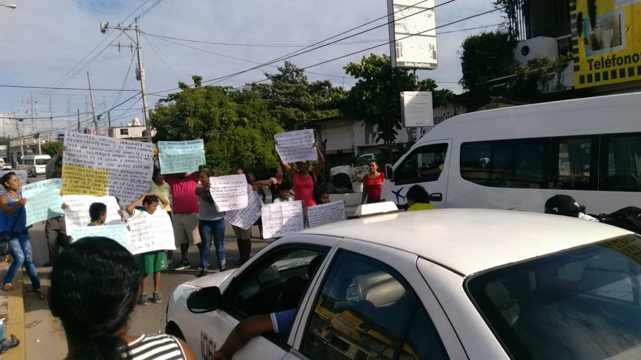 BLOQUEAN PADRES DE FAMILIA CARRETERA EN LA SÁBANA POR DESPIDO INJUSTIFICADO DE UN DOCENTE