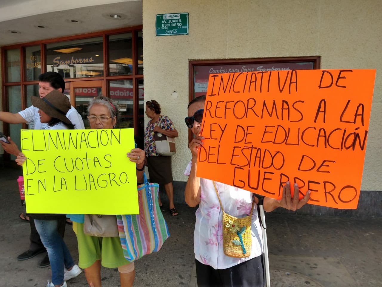 PADRES DE FAMILIA DE LA UAGRO PROTESTAN POR COBRO DE CUOTAS EN ESCUELAS