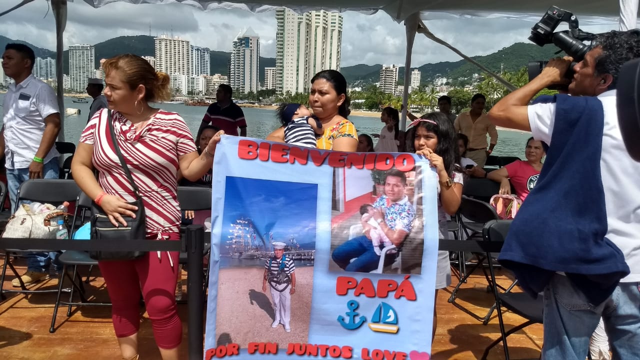 FAMILIARES Y AMIGOS RECIBIERON FELICES A TRIPULANTES DEL BUQUE CUAUHTÉMOC