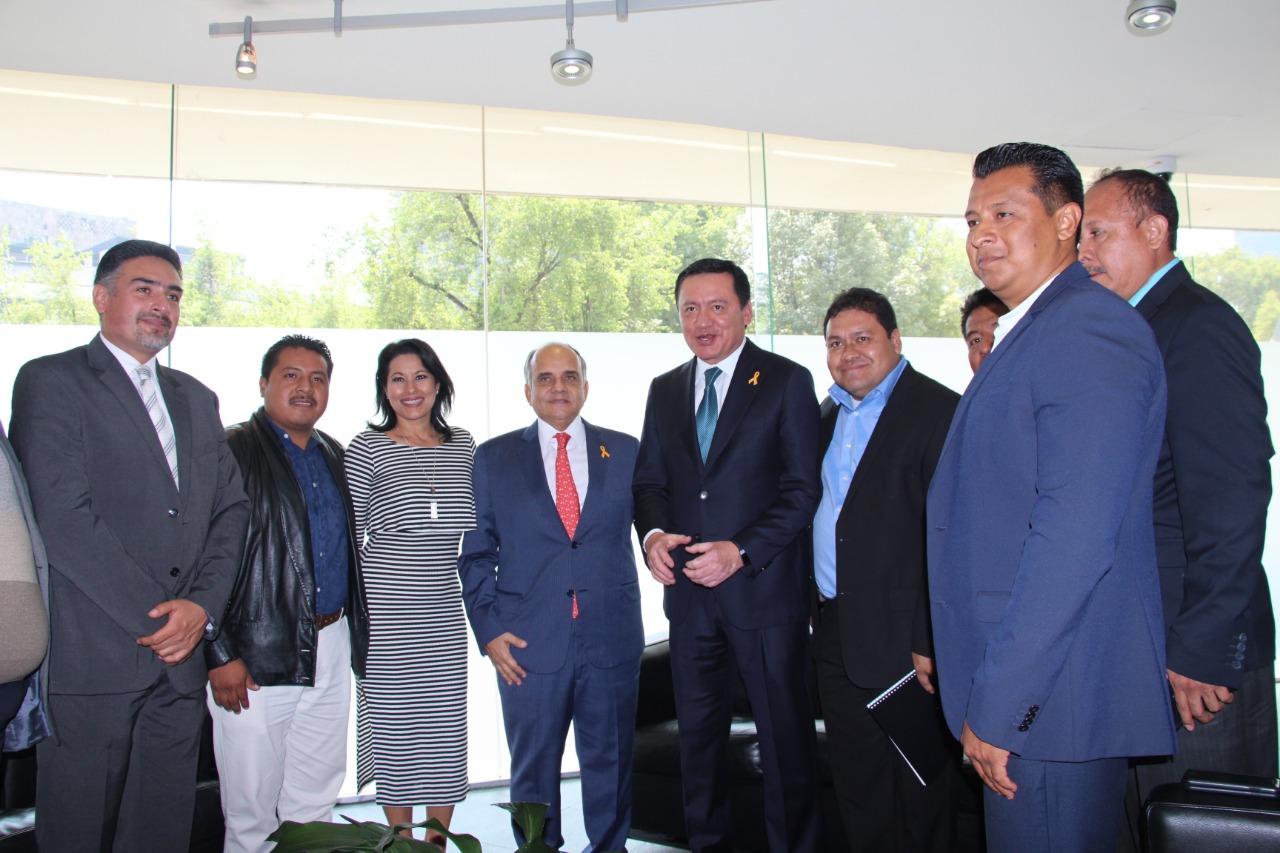 RECIBE EL SENADOR MANUEL AÑORVE EN EL SENADO DE LA REPÚBLICA A INTEGRANTES DE LA PLATAFORMA GUERRERO 80-20