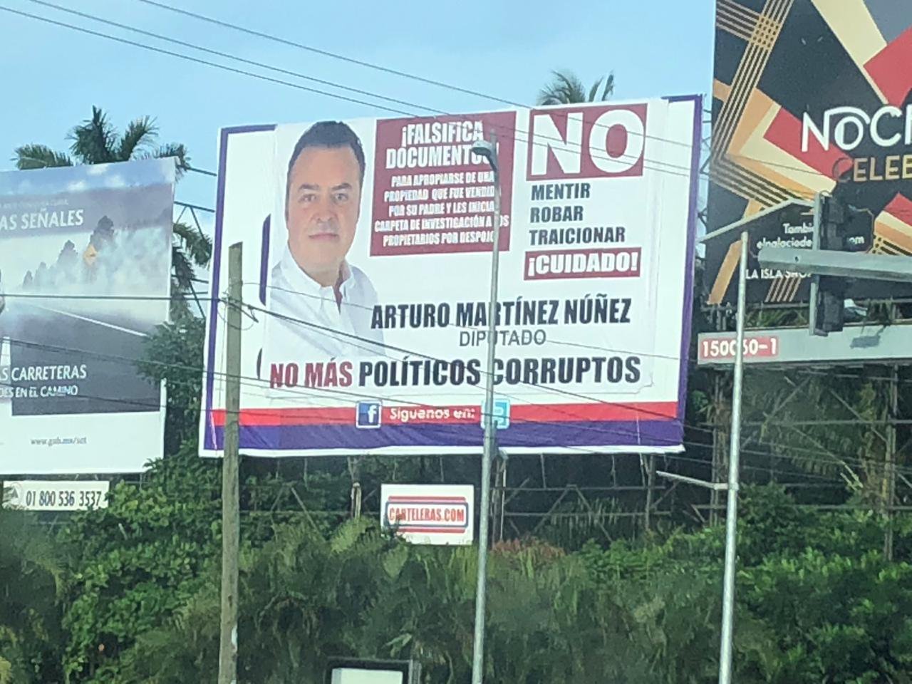 APARECEN LONAS EN ACAPULCO, DENUNCIAN A DIPUTADO DE MORENA POR CORRUPTO APARECEN LONAS EN ACAPULCO, DENUNCIAN A DIPUTADO DE MORENA POR CORRUPTO