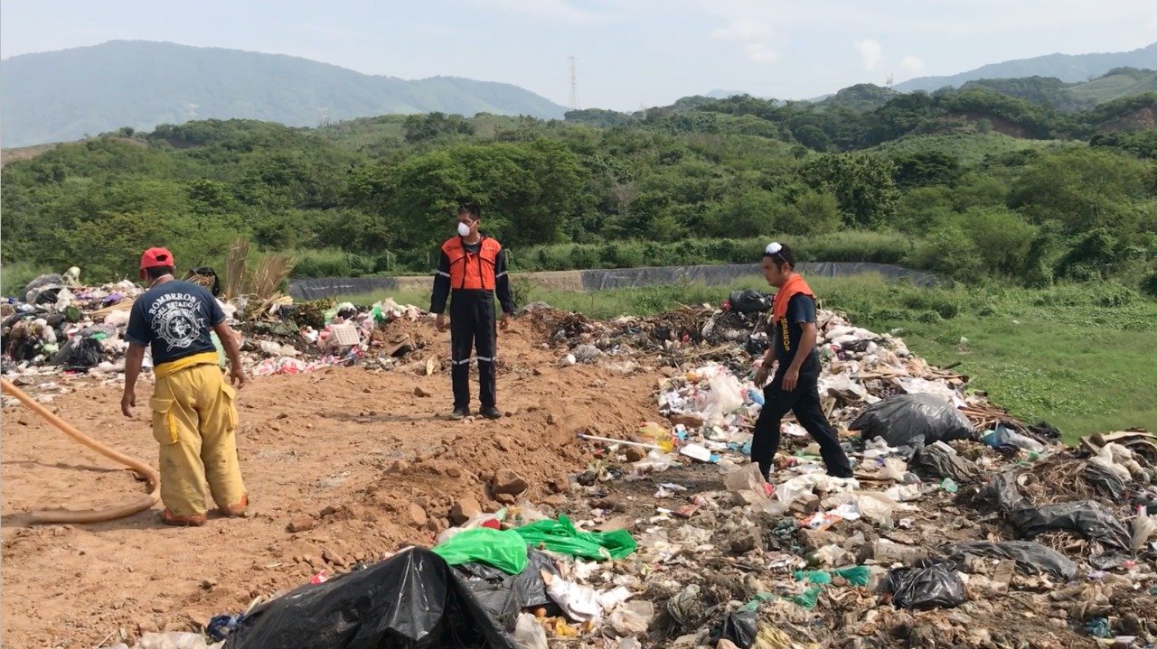 AUTORIDADES LOGRAN SOFOCAR INCENDIO EN BASURERO DE ZIHUATANEJO 