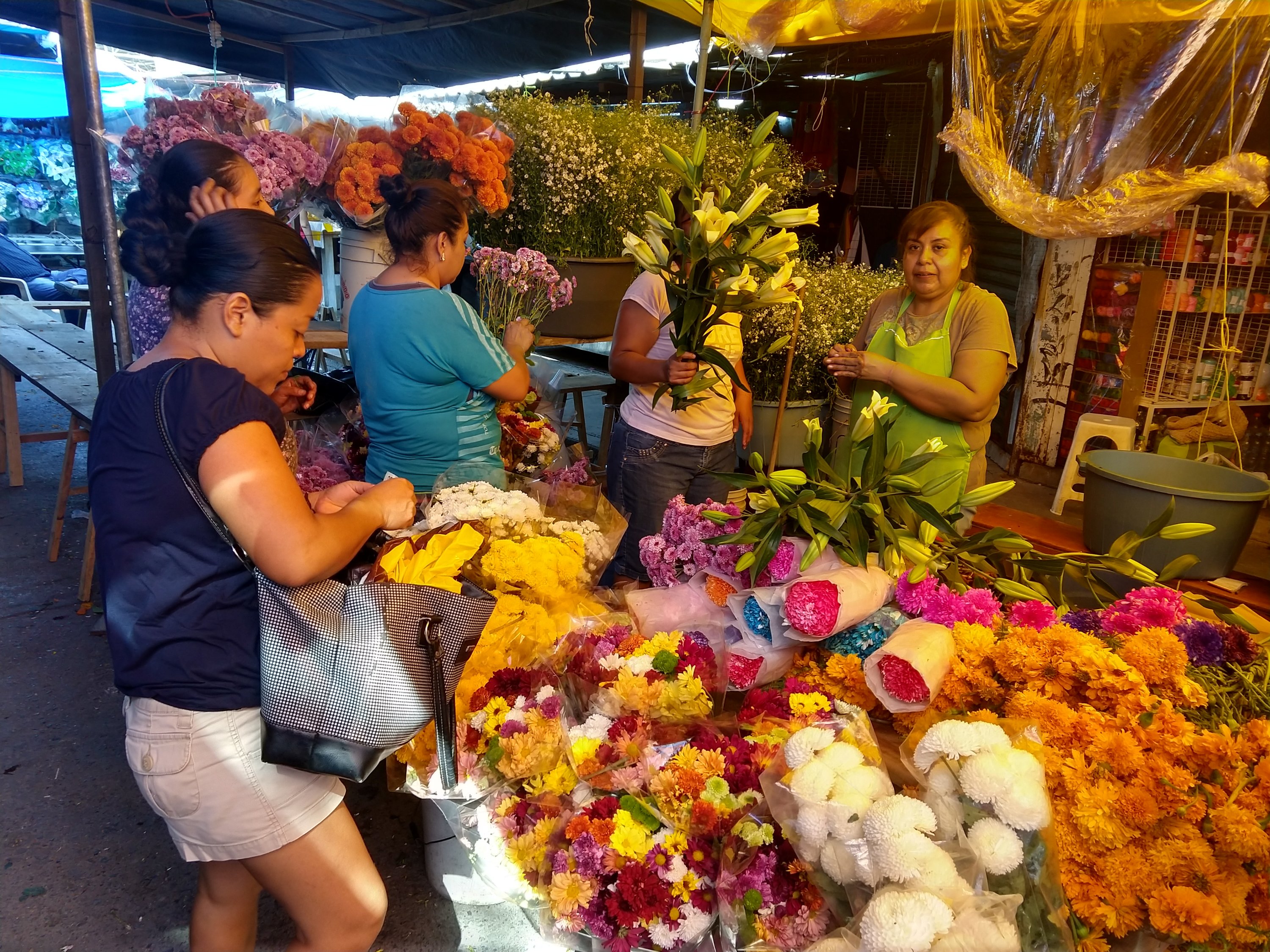 BUENAS VENTAS ESPERAN COMERCIANTES POR DÍA DE MUERTOS