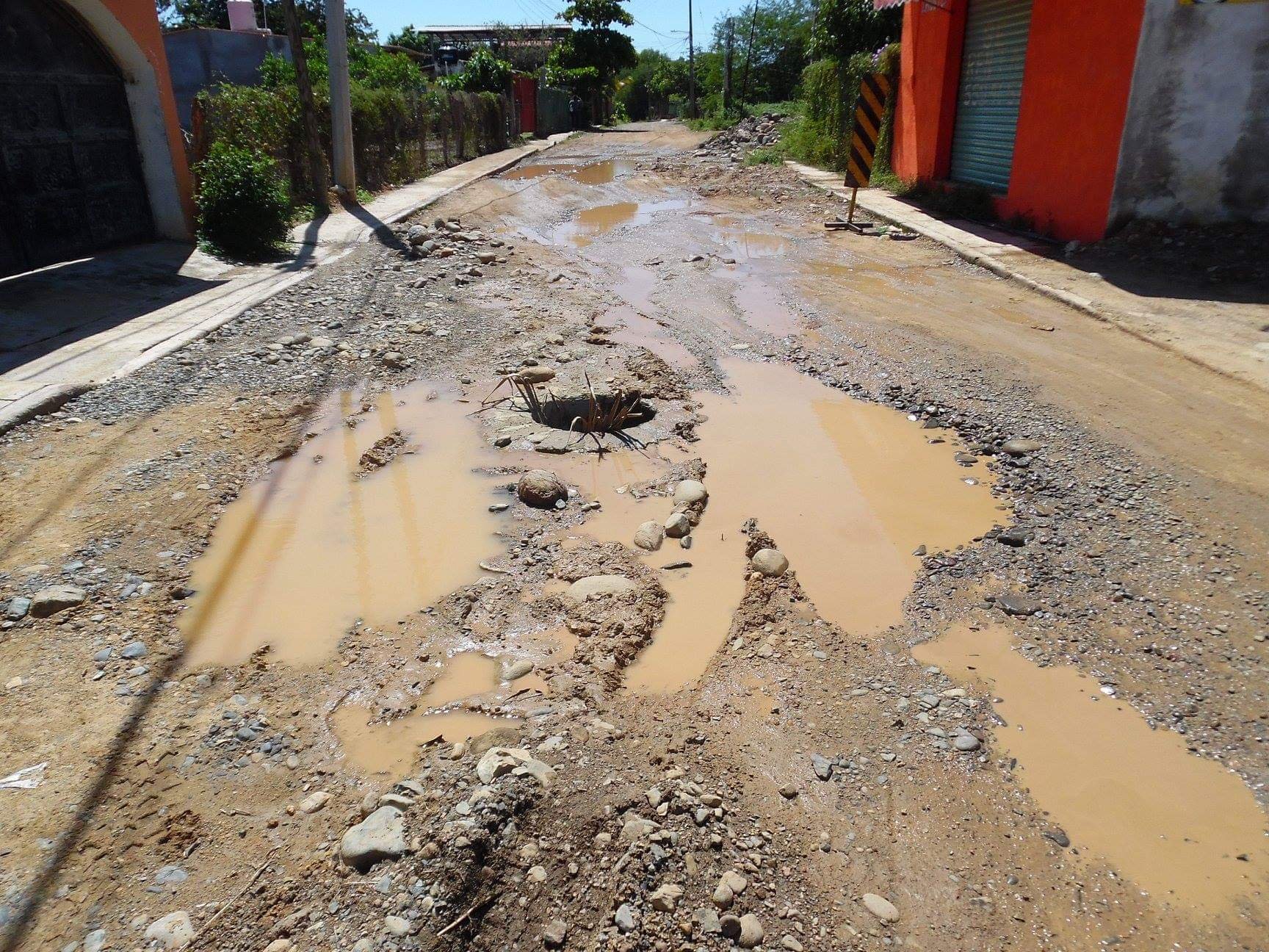 AYUNTAMIENTO DEJA INTRANSITABLE CALLE EN PANTLA 