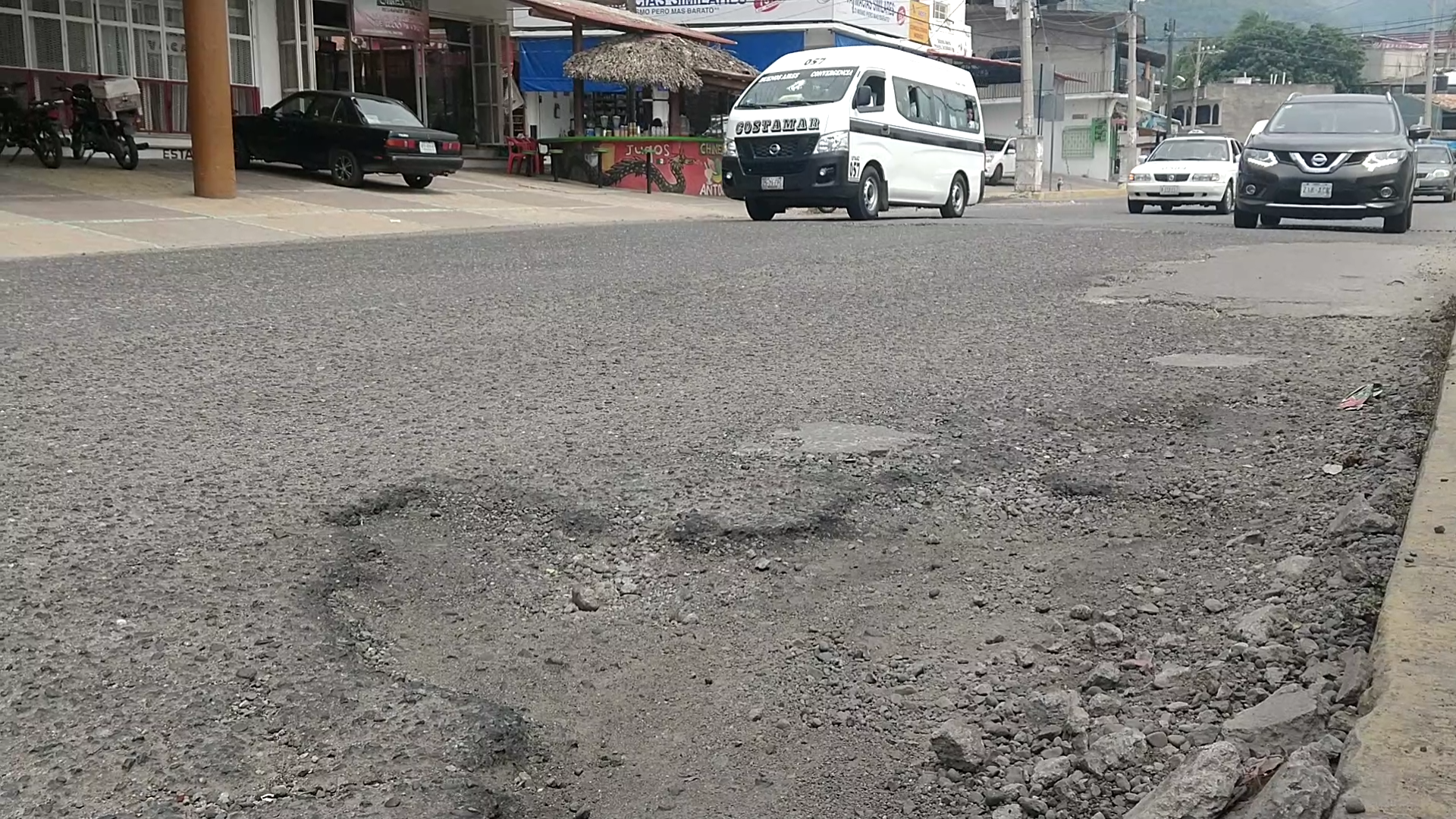 CONDUCTORES PIDEN BACHEO URGENTE EN AVENIDA DE ZIHUATANEJO