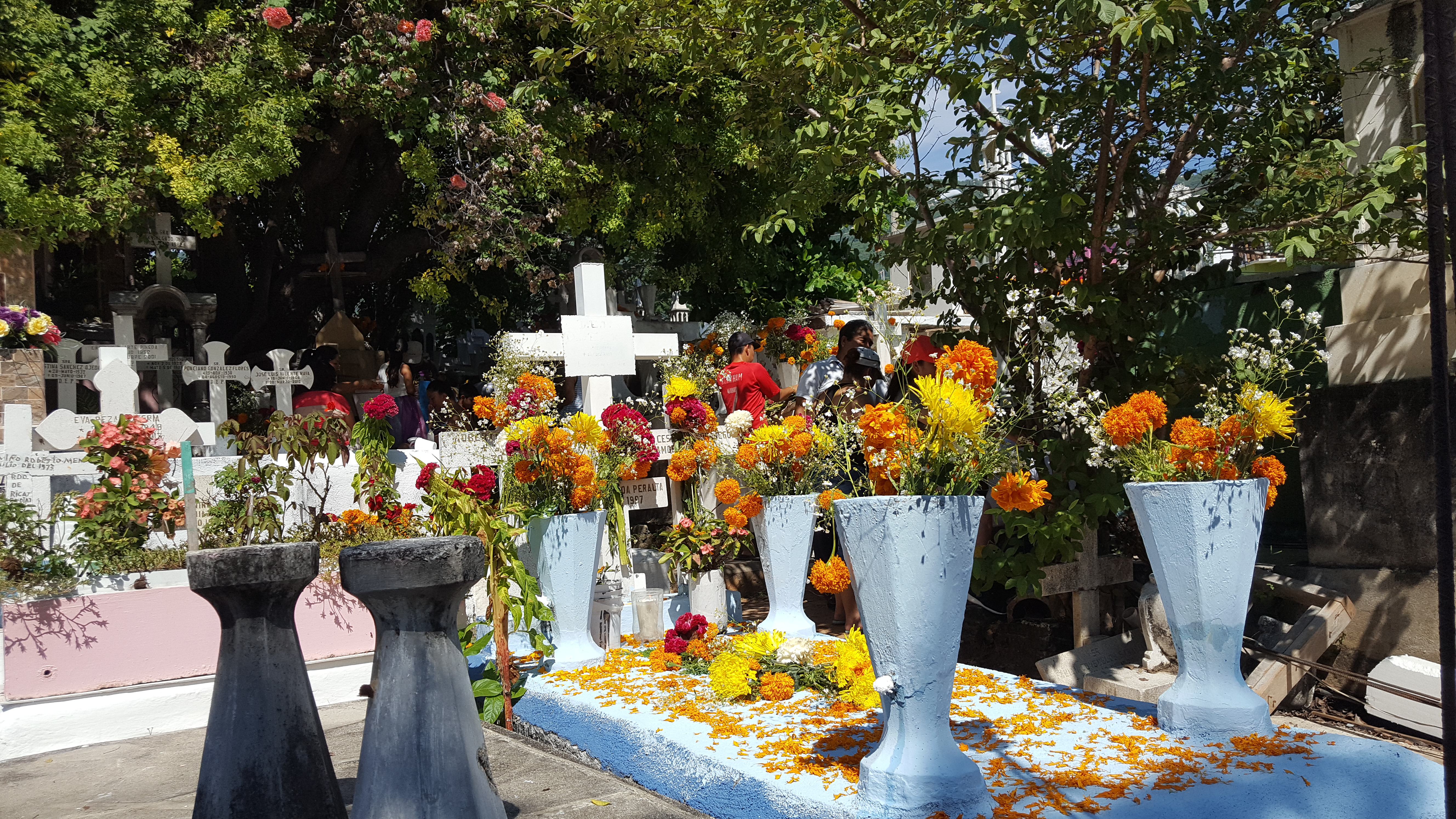 PANTEONES DE ACAPULCO SE LLENAN DE FAMILIAS EN EL DÍA DE MUERTOS