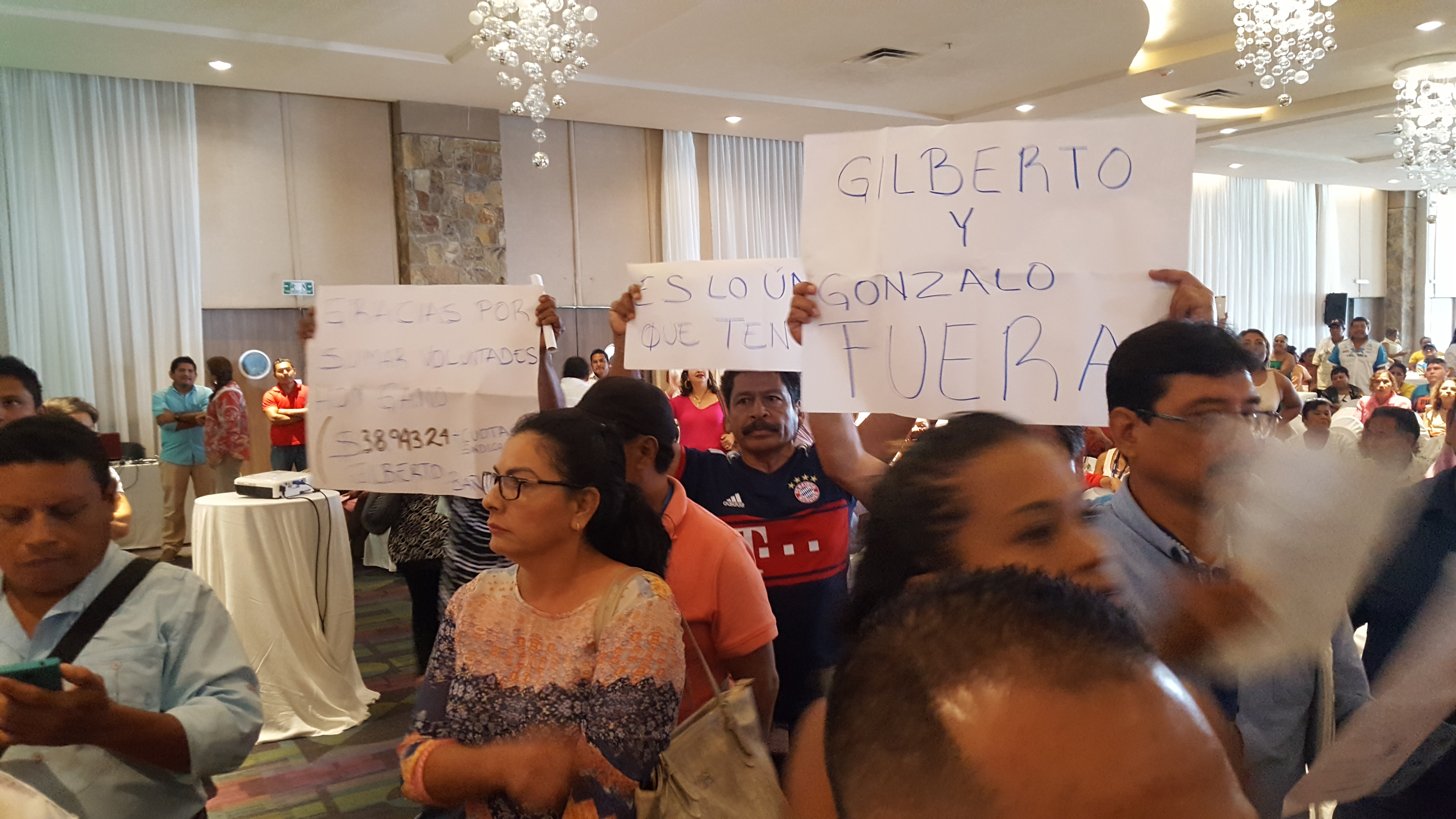 EN PLENO INFORME PROTESTAN SINDICALIZADOS DE CAPAMA POR DESPIDOS INJUSTIFICADOS