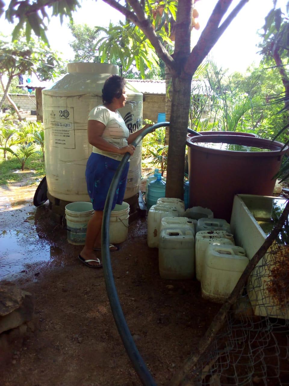 LLEVÓ GOBIERNO DE ADELA ROMÁN AGUA EN PIPAS A MÁS DE 7 MIL HOGARES