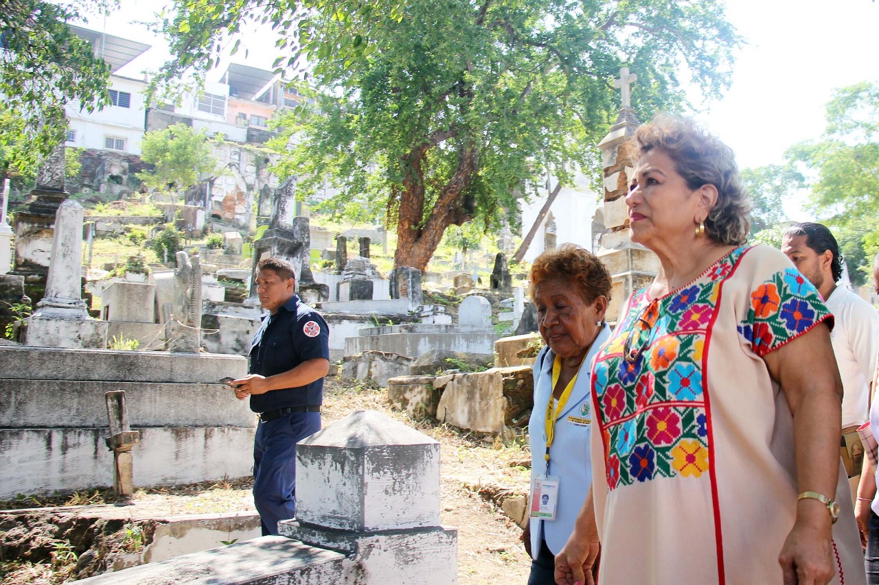 SUPERVISA ADELA ROMÁN, OPERATIVOS EN PANTEONES