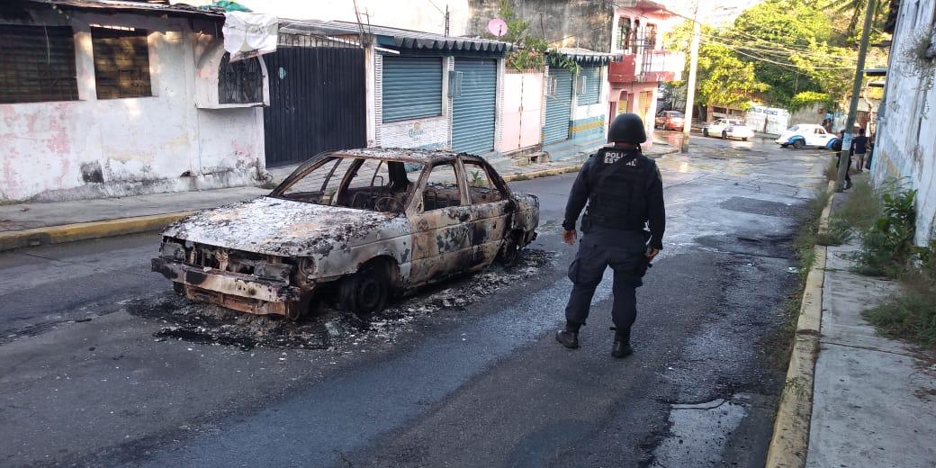 CALCINAN A TRES PERSONAS DENTRO DE UN VEHÍCULO EN  ZONA DE BARES DE ACAPULCO